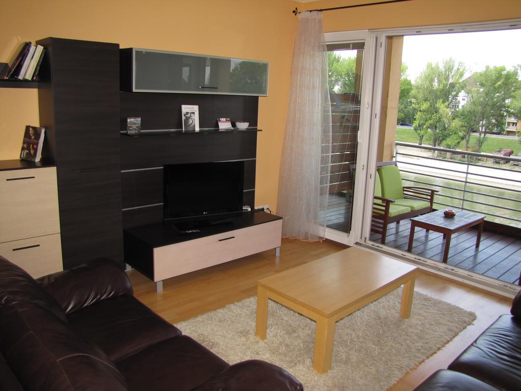 Dunalux Apartman Gyor Room photo